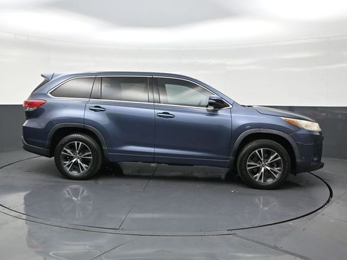 Used 2018 Toyota Highlander LE image 6