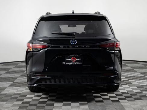 Used 2022 Toyota Sienna XSE w/ XSE Plus Package image 6