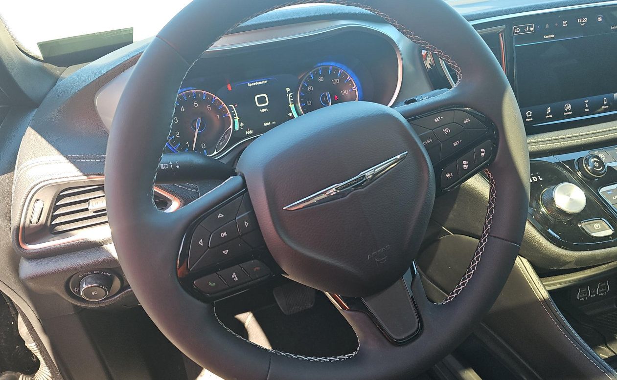 Used 2025 Chrysler Pacifica Limited FWD image 6
