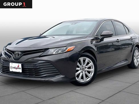 Used 2018 Toyota Camry LE FWD image 1