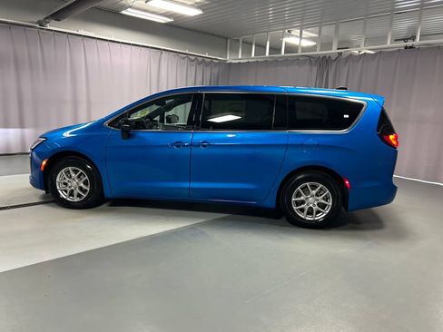 New 2027 Chrysler Pacifica Select FWD image 4