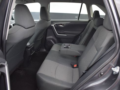 Used 2021 Toyota RAV4 XLE AWD/4WD image 12