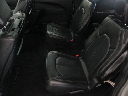 Used 2020 Chrysler Pacifica Touring-L Plus image 15