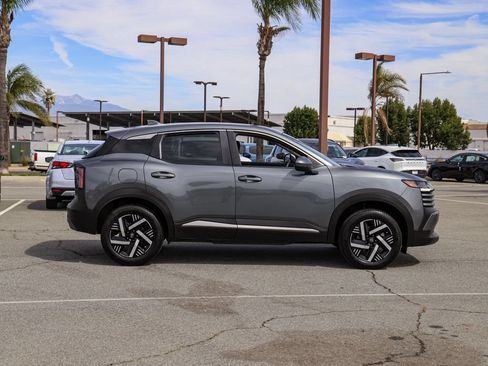 Used 2025 Nissan Kicks SV FWD image 3