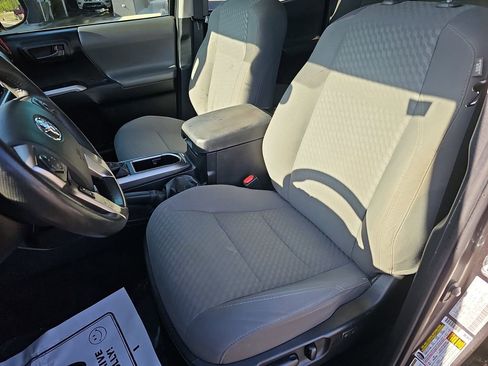 Used 2022 Toyota Tacoma SR5 w/ Technology Package image 18