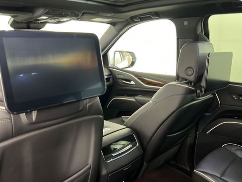Used 2023 Cadillac Escalade ESV Premium Luxury AWD/4WD image 24