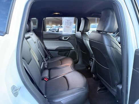 Used 2024 Jeep Compass Latitude image 30