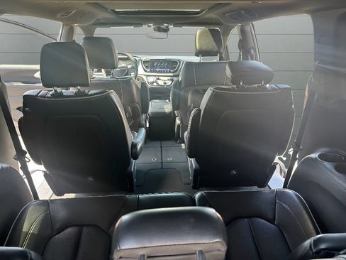 Used 2025 Chrysler Pacifica Limited FWD image 8