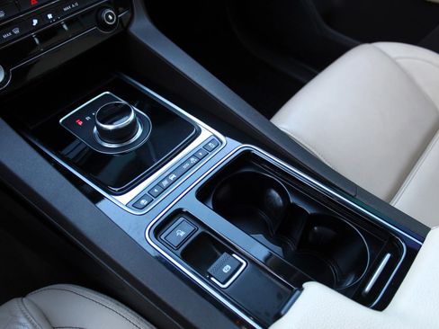 Used 2018 Jaguar F-PACE Prestige image 12