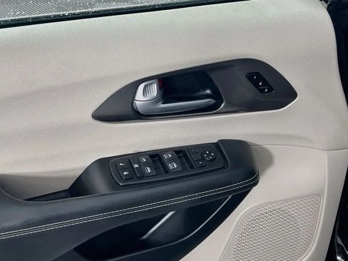 Used 2024 Chrysler Pacifica Touring-L FWD image 18