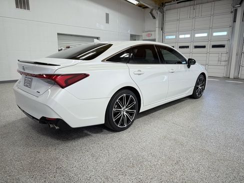 Used 2019 Toyota Avalon XSE image 4
