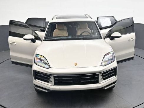 Used 2025 Porsche Cayenne AWD/4WD image 47