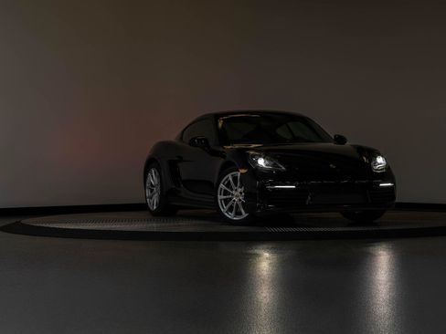 Used 2018 Porsche 718 Cayman RWD image 25