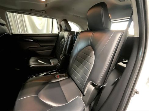Used 2023 Toyota Highlander XLE AWD/4WD image 15