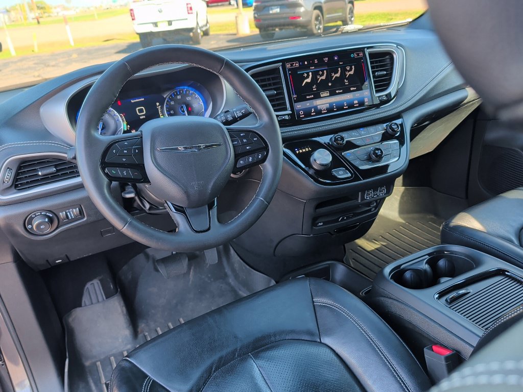 Used 2022 Chrysler Pacifica Touring-L w/ Uconnect Theater Family Group AWD/4WD image 13
