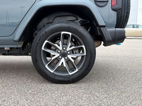 Used 2024 Jeep Wrangler Unlimited image 11