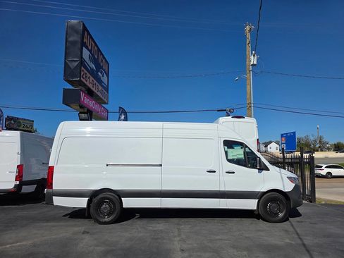 Used 2025 Mercedes-Benz Sprinter 2500 image 3