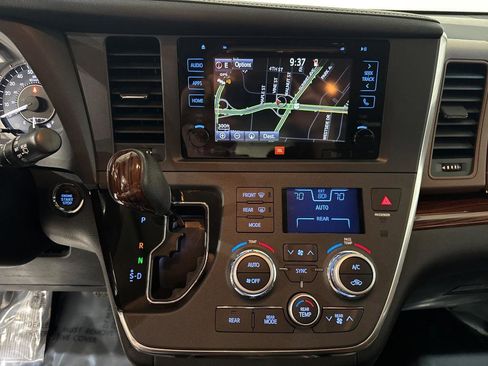 Used 2017 Toyota Sienna Limited FWD image 46