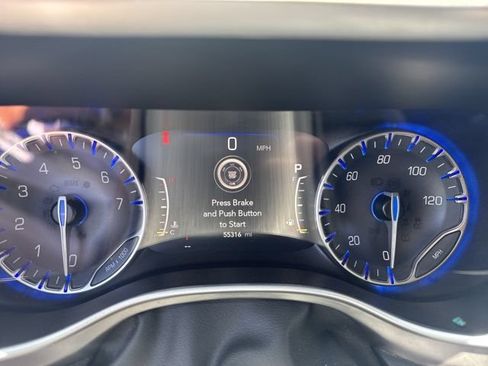 Used 2023 Chrysler Pacifica Touring-L FWD image 9