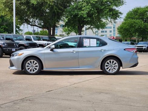 Used 2019 Toyota Camry LE image 4