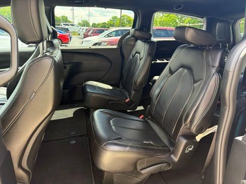 Used 2023 Chrysler Pacifica Touring-L w/ S Appearance Package FWD image 15