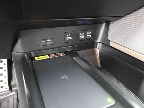 Used 2025 Toyota Camry SE w/ Convenience Package FWD image 4