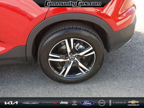 Used 2023 Volvo XC40 B5 Plus image 4