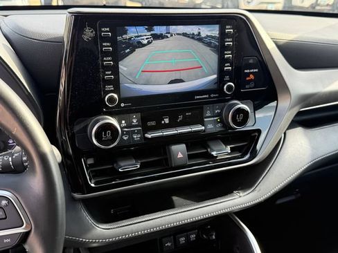 Used 2021 Toyota Highlander LE FWD image 19