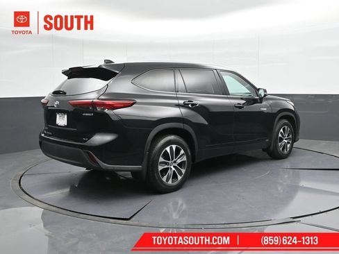 Used 2020 Toyota Highlander XLE AWD/4WD image 2