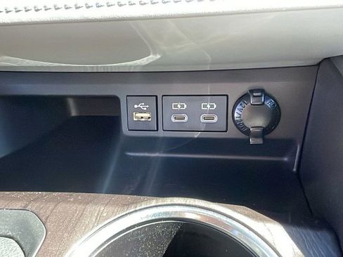 Used 2024 Toyota Highlander Limited image 18