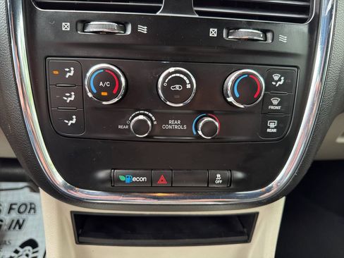 Used 2019 Dodge Grand Caravan SXT FWD image 31