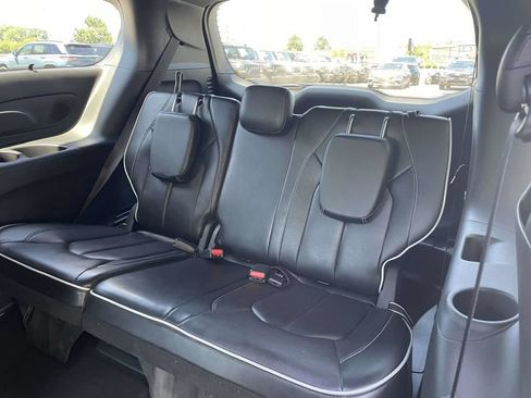 Used 2025 Chrysler Pacifica Limited FWD image 20