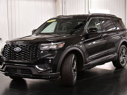 Used 2025 Ford Explorer ST-Line w/ ST-Line Street Pack AWD/4WD image 3