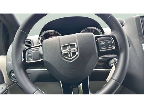 Used 2017 Dodge Grand Caravan SXT FWD image 17
