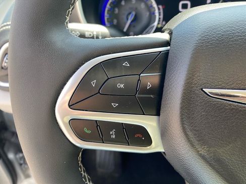 Used 2024 Chrysler Pacifica Touring-L AWD/4WD image 17