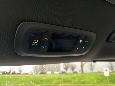 Used 2025 Chrysler Pacifica Select FWD image 24