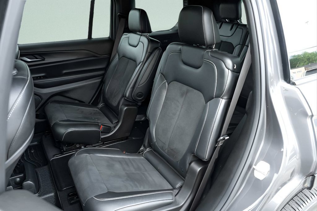 Used 2024 Jeep Grand Cherokee L Laredo RWD image 16