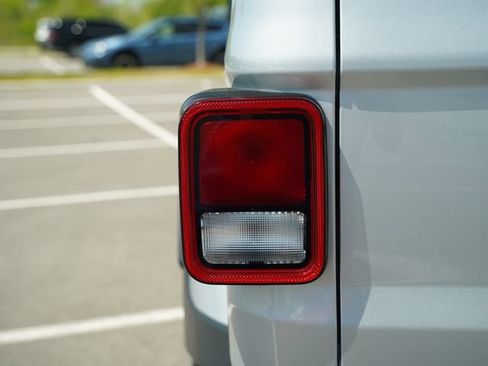 Used 2023 Jeep Gladiator Sport AWD/4WD image 40