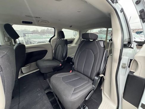 Used 2022 Chrysler Voyager LX FWD image 4