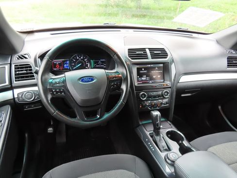 Used 2016 Ford Explorer XLT w/ Equipment Group 201A AWD/4WD image 4