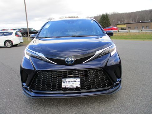 Used 2021 Toyota Sienna XSE w/ XSE Plus Package image 2