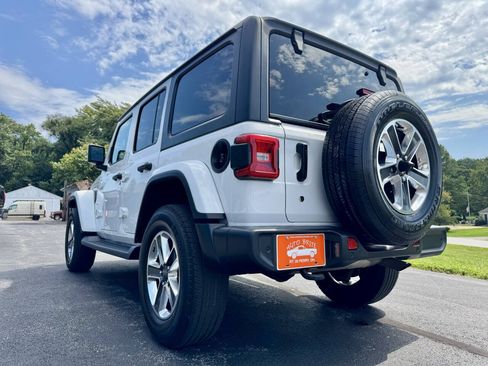 Used 2018 Jeep Wrangler Unlimited Sahara w/ Dual Top Group AWD/4WD image 5