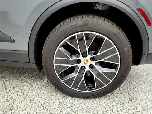 Used 2025 Porsche Macan Electric RWD image 9