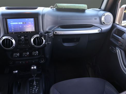 Used 2015 Jeep Wrangler Unlimited Sahara w/ Connectivity Group AWD/4WD image 17