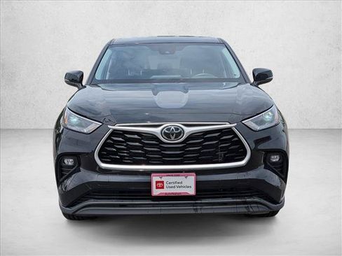 Used 2025 Toyota Highlander LE FWD image 2