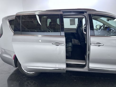 Used 2020 Chrysler Pacifica Touring-L FWD image 40