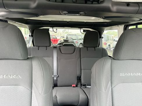 Used 2022 Jeep Wrangler Unlimited Sahara w/ LED Lighting Group AWD/4WD image 25