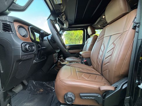 Used 2024 Jeep Wrangler Unlimited Rubicon w/ Technology Group AWD/4WD image 29