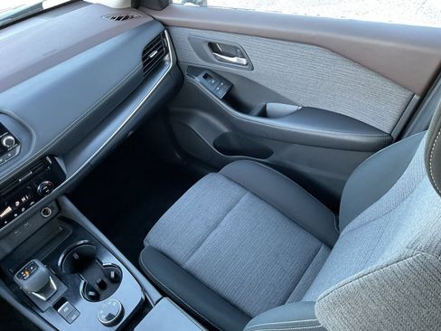 Used 2023 Nissan Rogue SV image 17