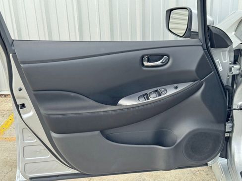 Used 2025 Nissan Leaf S image 35